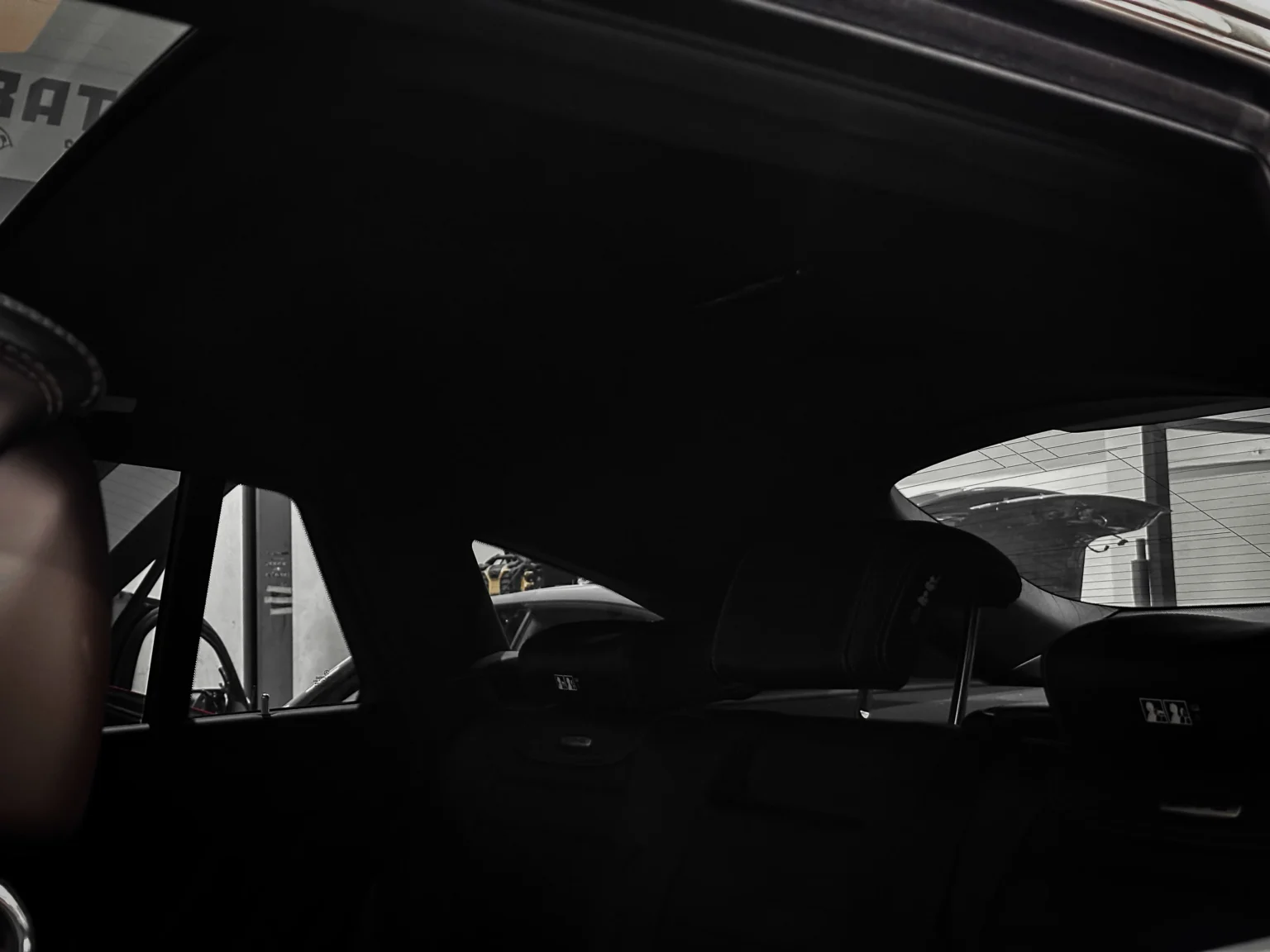Intérieur de voiture avec ciel étoilé