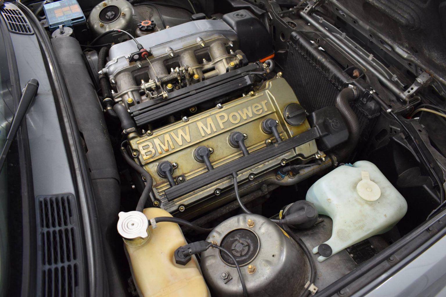 Compartiment moteur avant traitement intensif