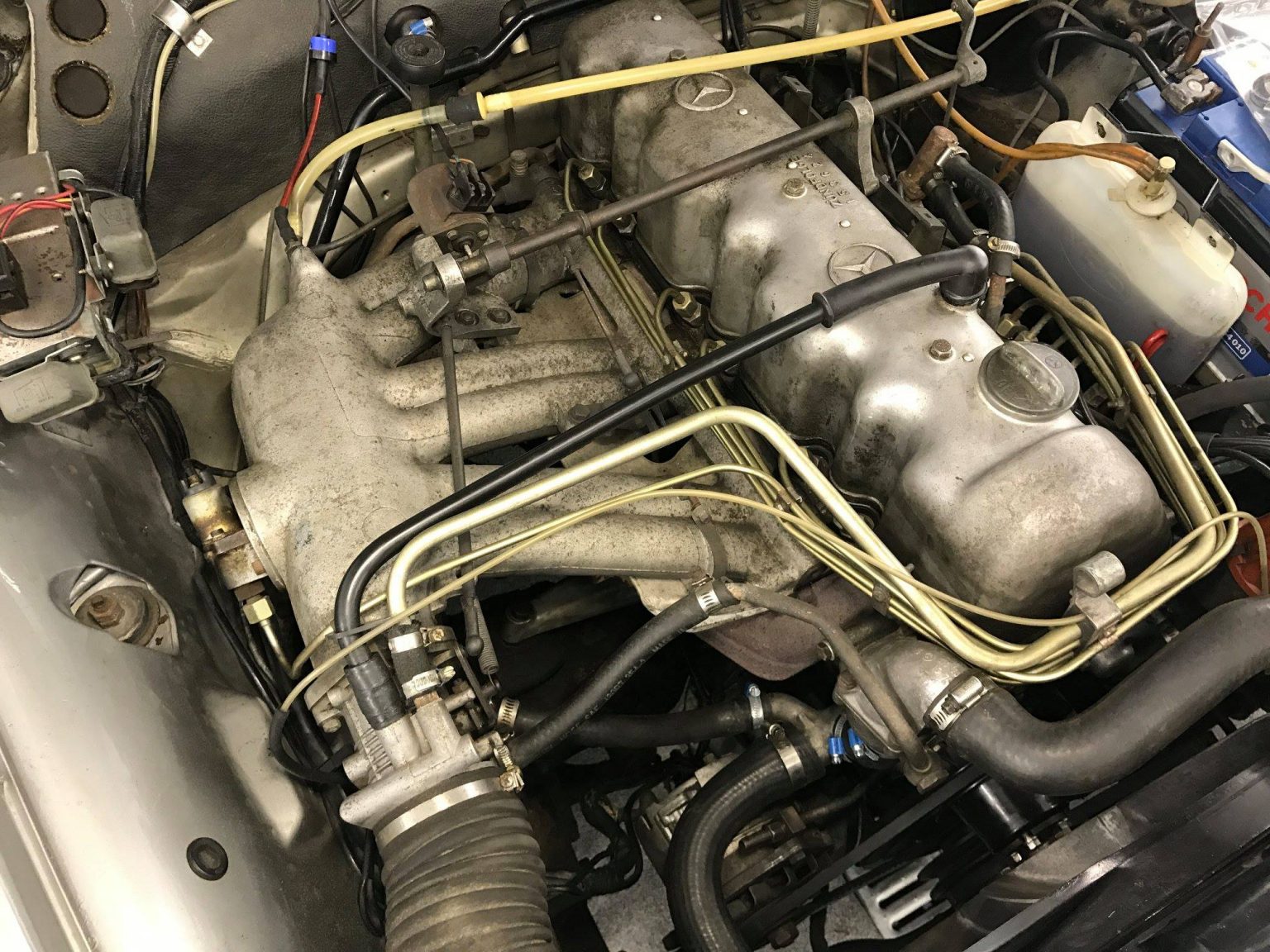 Ancien compartiment moteur avec corrosion avant intervention